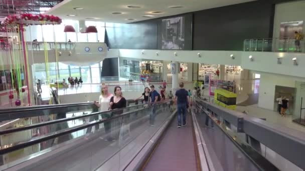 Bewegung auf Rolltreppen in modernem Einkaufszentrum — Stockvideo