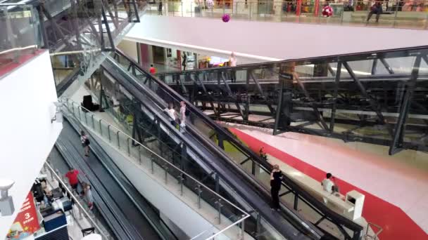 Μετακίνηση σε κυλιόμενες σκάλες στο σύγχρονο εμπορικό κέντρο — Αρχείο Βίντεο