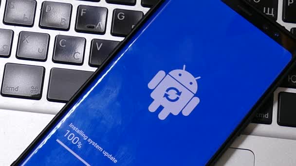 Icono del logotipo del robot Android en la pantalla del teléfono inteligente — Vídeos de Stock