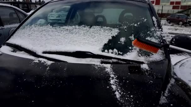 El hombre limpia el coche de la nieve — Vídeo de stock