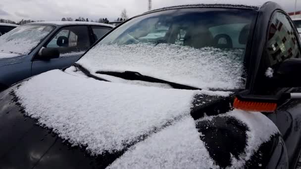 De mens reinigt de auto van sneeuw — Stockvideo