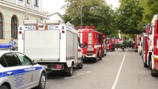 Caminhão de bombeiros fica na rua — Vídeo de Stock