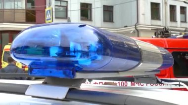 Polis arabası siren ışıklar yanıp sönüyor