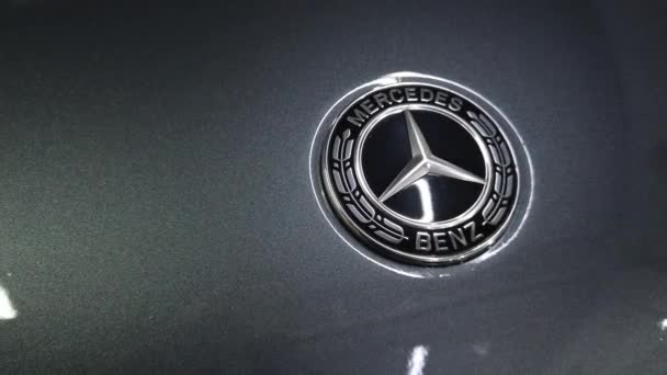 Logotipo del emblema en Mercedes - Benz Car — Vídeo de stock