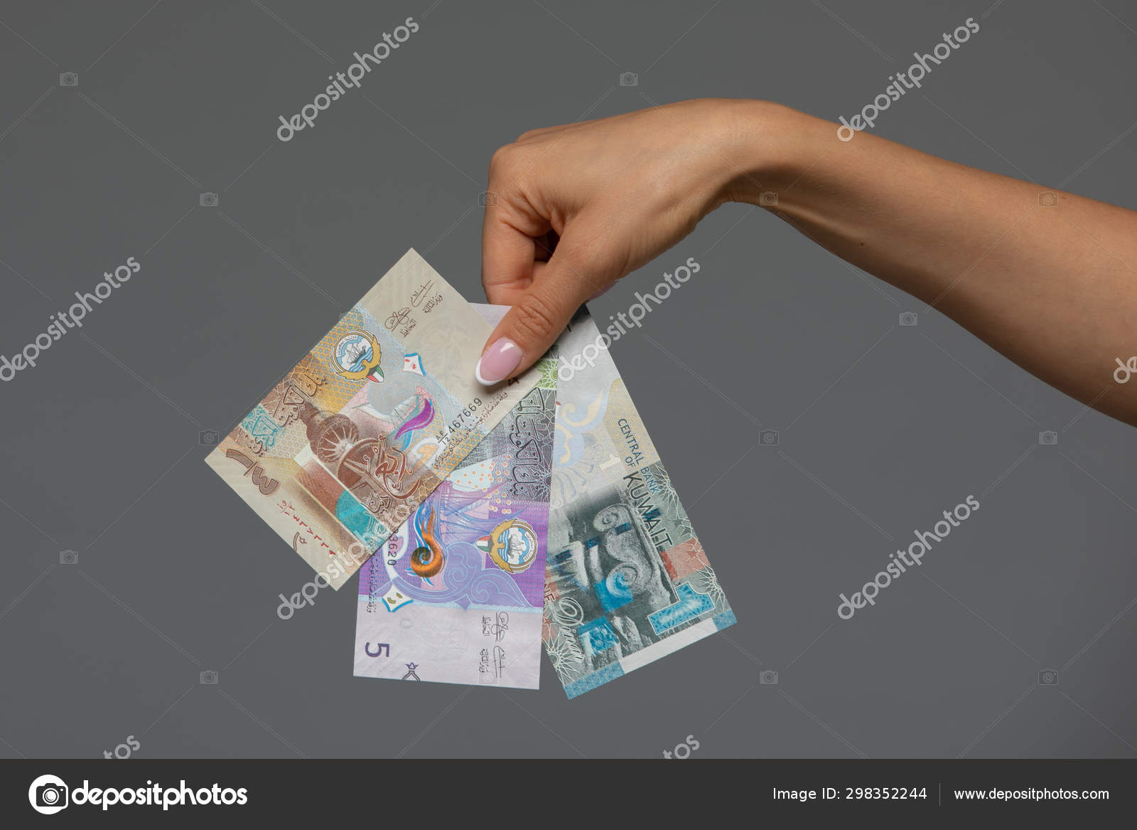 科威特第纳尔钞票放在妇女手中. ——图库图片© gsdonlin #298352244