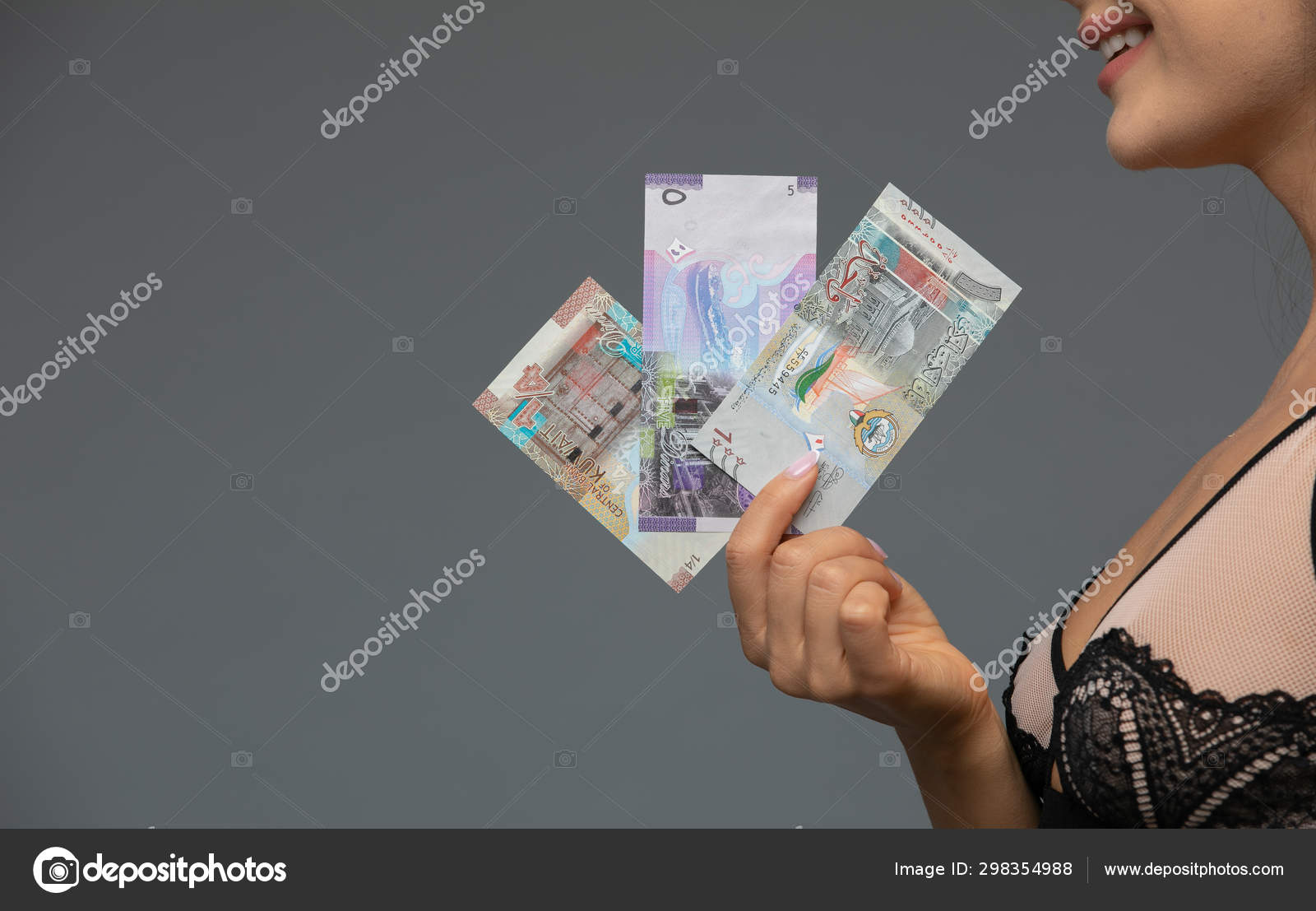 科威特第纳尔钞票在漂亮的女人手中. ——图库图片© gsdonlin #298354988