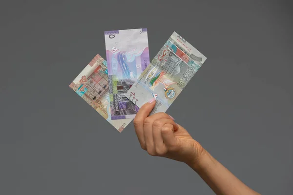 Koeweitse dinar bankbiljet set in vrouw hand. — Stockfoto