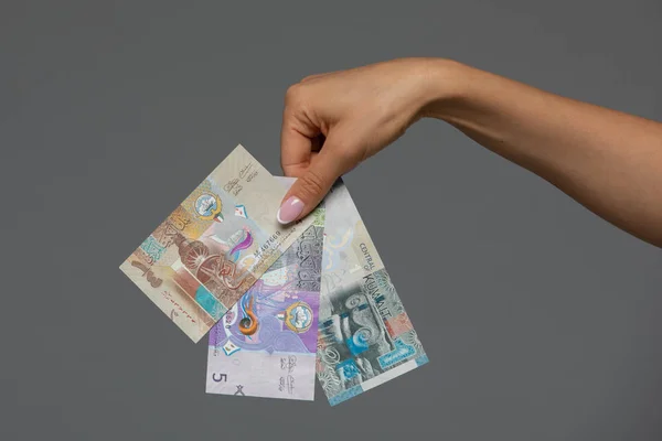 Dinar kuwejcki banknotów zestaw w ręce kobiety. — Zdjęcie stockowe