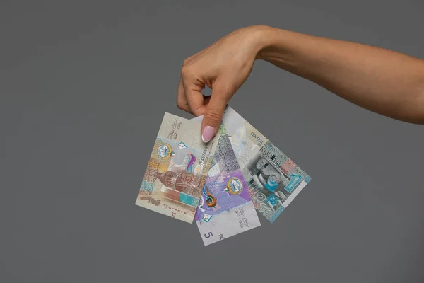Nota do dinar do Kuwait na mão de uma mulher . — Fotografia de Stock