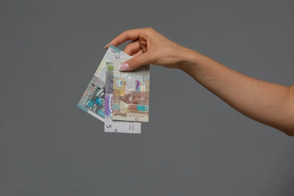 科威特第纳尔钞票放在妇女手中. — 图库照片