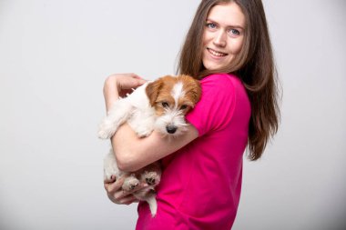 Terrier köpek yavrusu ile güzel kız. Stüdyo görüntüsü