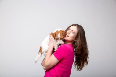 Terrier köpek yavrusu ile güzel kız. Stüdyo görüntüsü