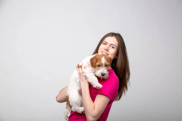 Pretty Girl med terrier valp. Studio bild — Stockfoto