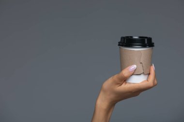 Sağ el tutma ile Beyaz Kağıt Sıcak Kahve Fincanı Götürün.