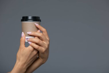 Sağ el tutma ile Beyaz Kağıt Sıcak Kahve Fincanı Götürün.