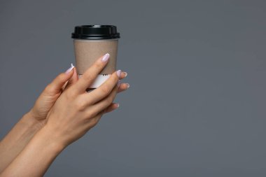 Sağ el tutma ile Beyaz Kağıt Sıcak Kahve Fincanı Götürün.