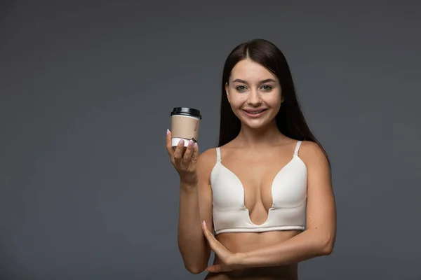 Retrato de una encantadora mujer asiática llevar taza de café —  Fotos de Stock