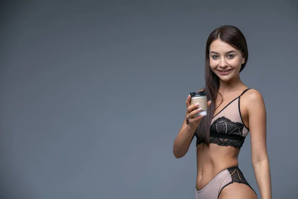 Retrato de um adorável ásia mulher tomar fora café xícara — Fotografia de Stock