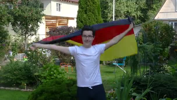 Młodzi ludzie machając flagą na zewnątrz — Wideo stockowe