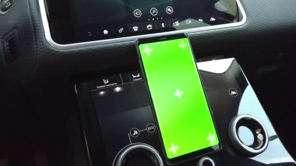 Smartphone en el tablero de instrumentos del coche con fondo de pantalla verde — Vídeos de Stock