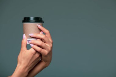 Sağ el tutma ile Beyaz Kağıt Sıcak Kahve Fincanı Götürün.