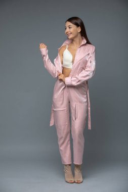 Stüdyoda Jumpsuit poz Güzel Moda Kadın