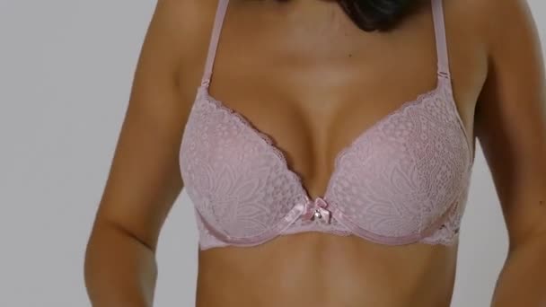 Mulher peito em roupa interior sutiã lingerie — Vídeo de Stock