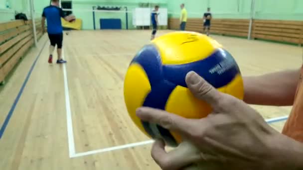 Gloednieuwe Mikasa Ball, officiële tweekleurige bal, de officiële bal van de Volleybal Federatie — Stockvideo