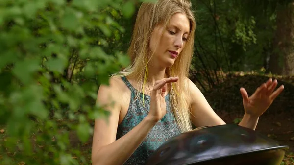 Tocando el instrumento Hung. Manos de mujer jugando al aire libre . — Foto de Stock