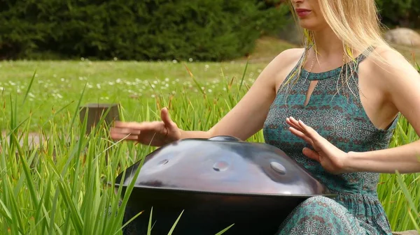 Belle jeune femme joue un coup dans le parc d'automne — Photo