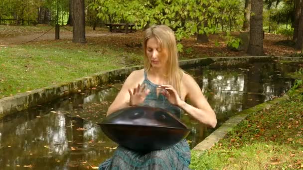 Mujer baterista tocando instrumento de música cuelga — Vídeo de stock