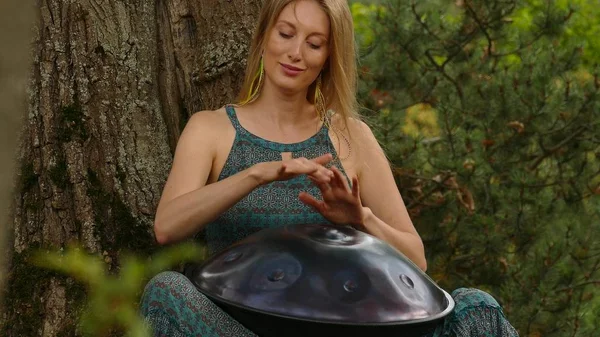 Hungpan en manos de la mujer al aire libre . — Foto de Stock