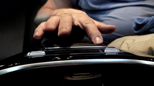 Muži používající touchpad v autě — Stock video