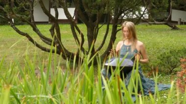 Kadın Hang açık havada oynuyor.