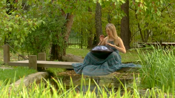 Mujer jugando a la horca al aire libre . — Vídeo de stock