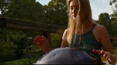 Kadın Hang açık havada oynuyor.