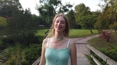 Genç Kafkas Sarışın Kadın Parkta Yürüyüş.