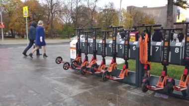 Park yerinde paylaşımı elektrik tekme scooter.