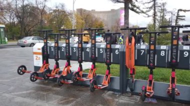 Park yerinde paylaşımı elektrik tekme scooter.