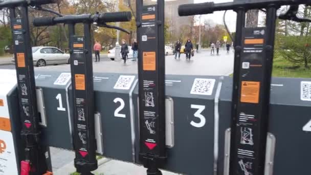 Patada eléctrica scooter en compartir estacionamiento . — Vídeo de stock