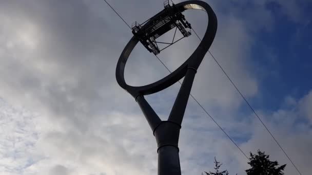 Torre de pilón que lleva una línea aérea de electricidad — Vídeo de stock