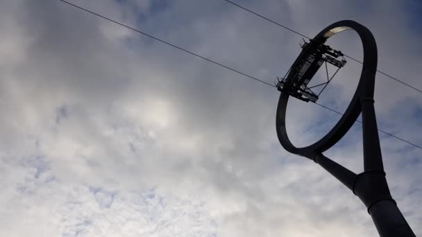 Turnul Pylon transportă o linie electrică deasupra capului — Videoclip de stoc