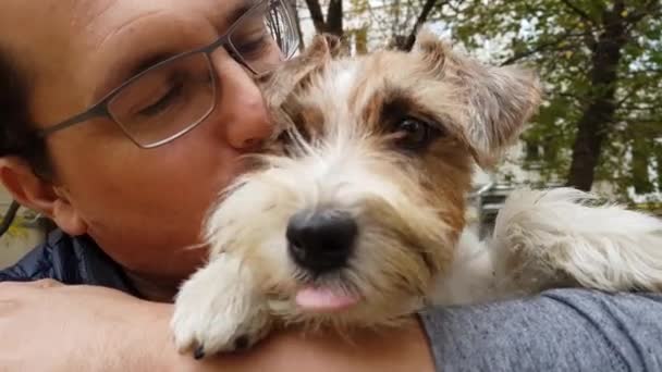 Cachorro blanco con hombre adulto al aire libre — Vídeos de Stock