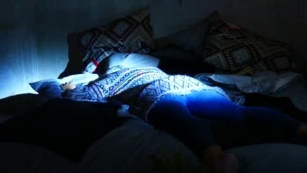 Le corps dans les vêtements se trouve sur le lit — Video