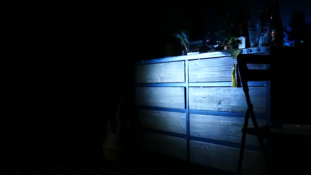 Světlo lucerny na staré truhlici zásuvek — Stock video