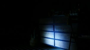 Eski bir çekmecede fener ışığı