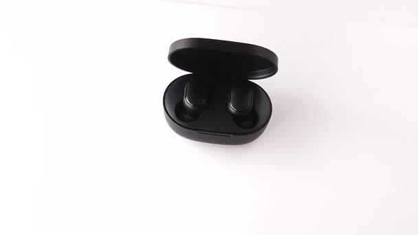 Auriculares inalámbricos en caja negra — Vídeo de stock