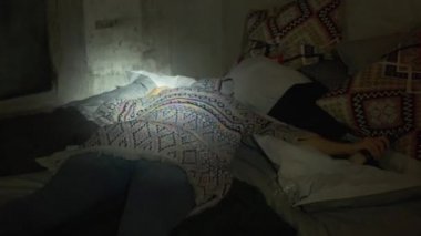 Elbiseli ceset yatağın üzerinde yatıyor.