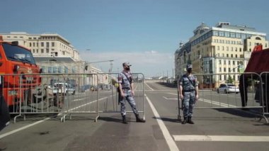 Moskova polisi yolları kapattı.