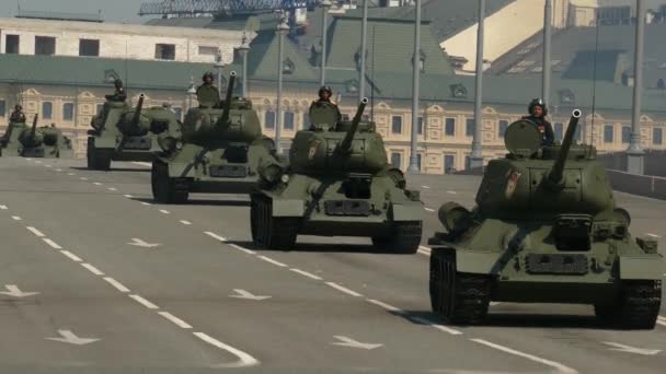 Militaire machines die door de brug bewegen — Stockvideo